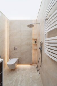 valgustatud pinglagi vannitoas valgustatud pinglagi 00000 valgustatud pinglagi 00000