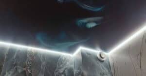 Trükitud pildiga pinglagi vannitoas