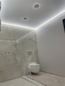 Valgustatud pinglaed 2 Valgustatud lagi dushiruumis 2 Valgustatud pinglagi pesuruumis