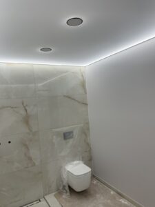 Valgustatud pinglaed 1 valgustatud lagi dushiruumis Valgustatud pinglagi pesuruumis