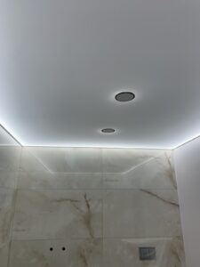 Valgustatud pinglaed 6 valgustatud lagi vannitoas magnetkinnitusega vent.plafoon Valgustatud pinglagi pesuruumis